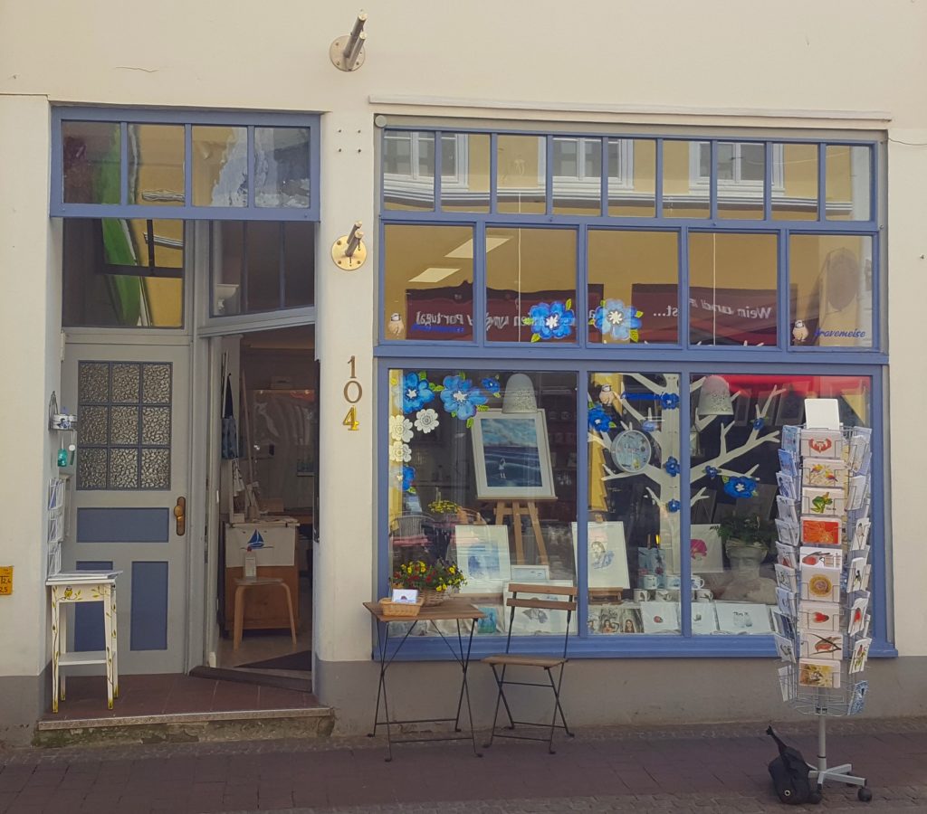 Öffnungszeiten im Juli/ August 1 Schaufenster travemeise Komplimentewerkstatt 50