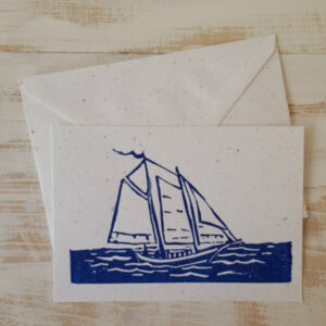Linoldruckkarte mit Segelboot